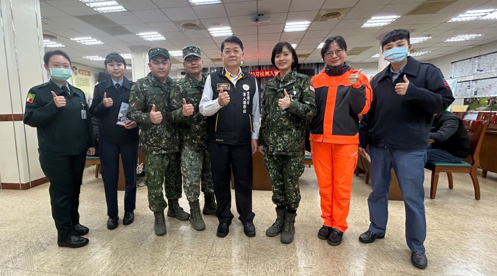 《圖說》宜蘭縣軍人服務站長尹華忠出席羅東鎮公所「與徵屬有約-新兵入營座談會」,與國軍人才招募中心招募專員合影。〈宜蘭軍服站提供〉