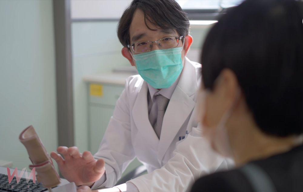 ▲嘉基醫院朱峻庭醫師向患者說明治療方式。(圖/嘉基提供)