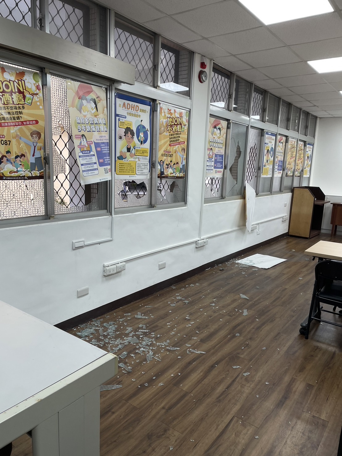 心衛中心個案情緒不穩持鋁棍破窗 保全人員阻擋受輕傷