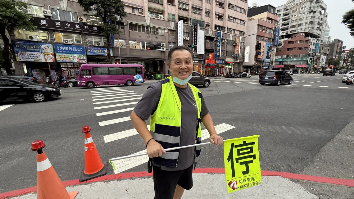 漾新聞|龍華國中家長會長黃裕雄 風雨無阻守護學童安全