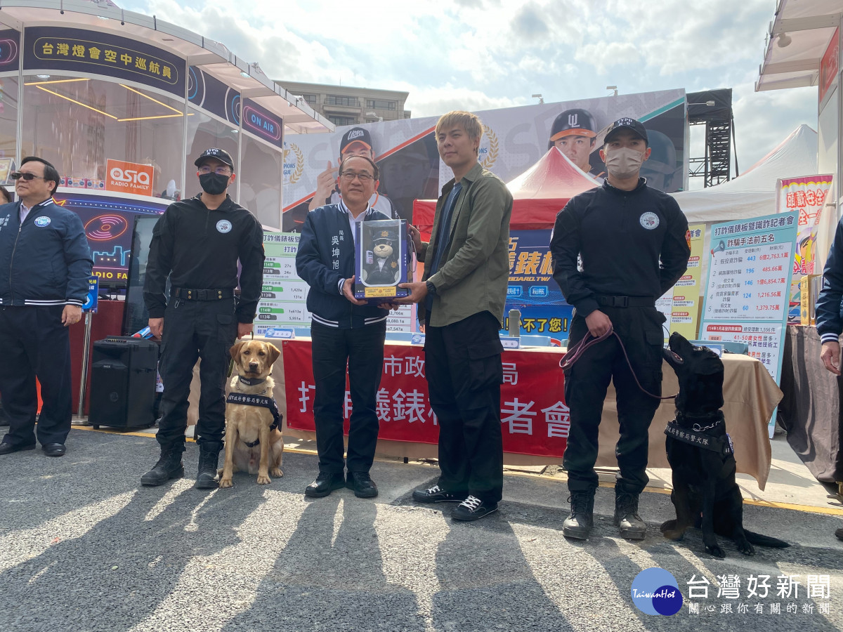 桃園市政府警察局製作之識詐影片,邀請被害人謝先生到場現身說法,並播放預錄影片說明遭海外求職詐騙過程。
