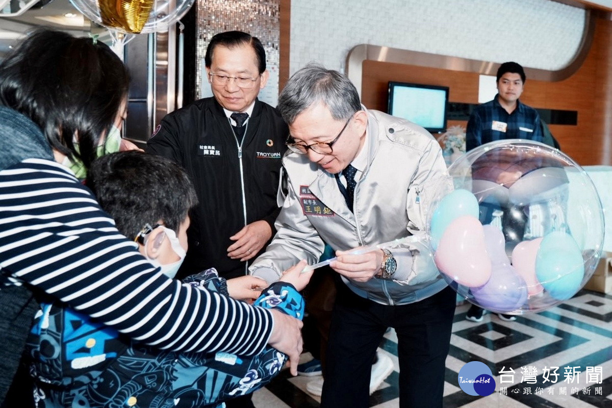 桃園市副市長王明鉅與小朋友互動。<br /><br />