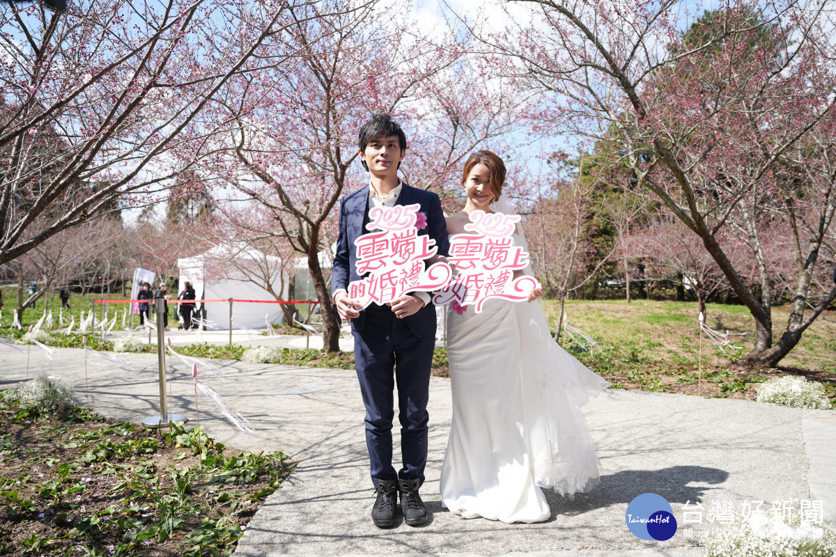 來自香港Kurt & Emily佳偶入埸，首次來梨山，又參加雲端上的婚禮，相當開心。