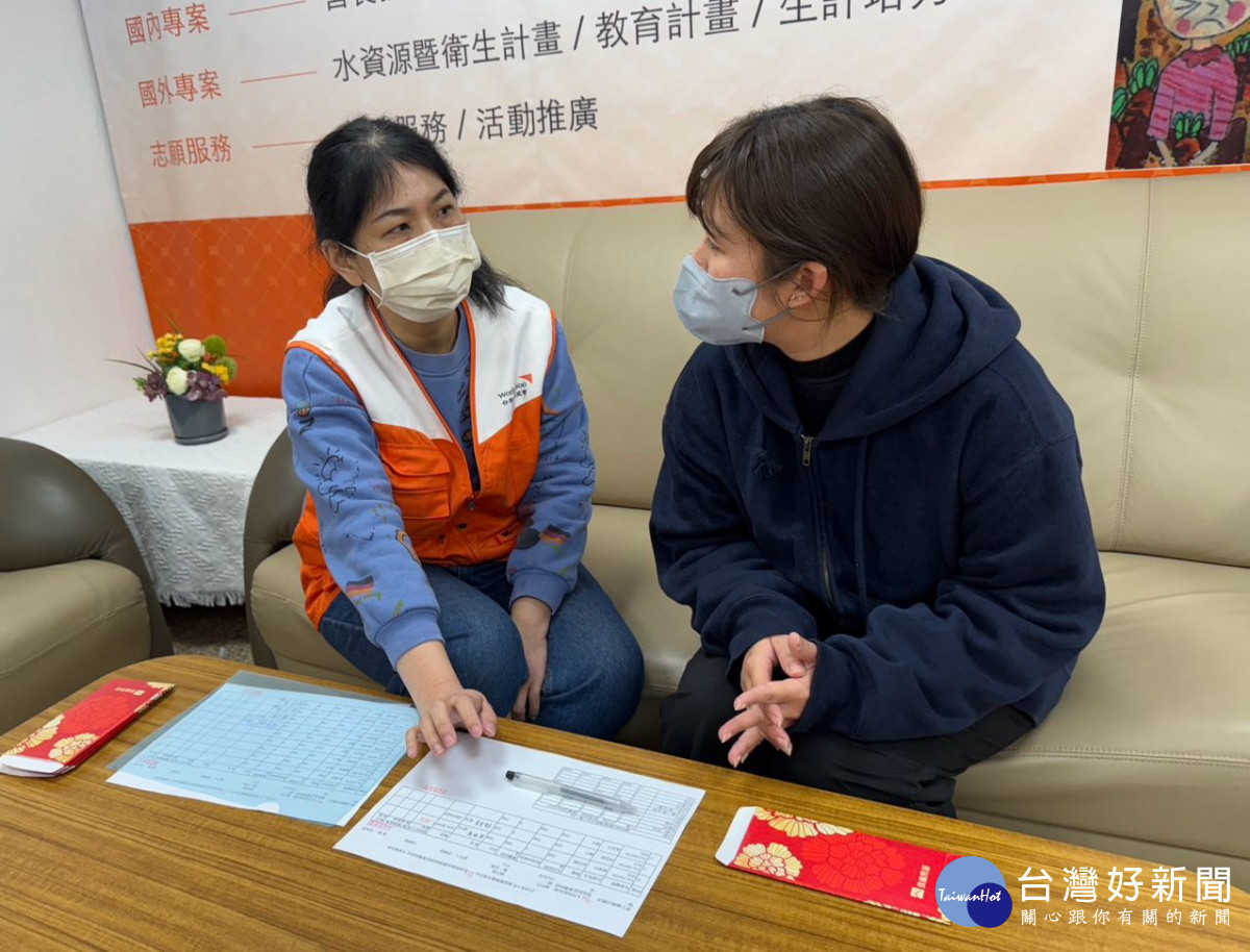 新學期開始，社工員陸續發放助學金