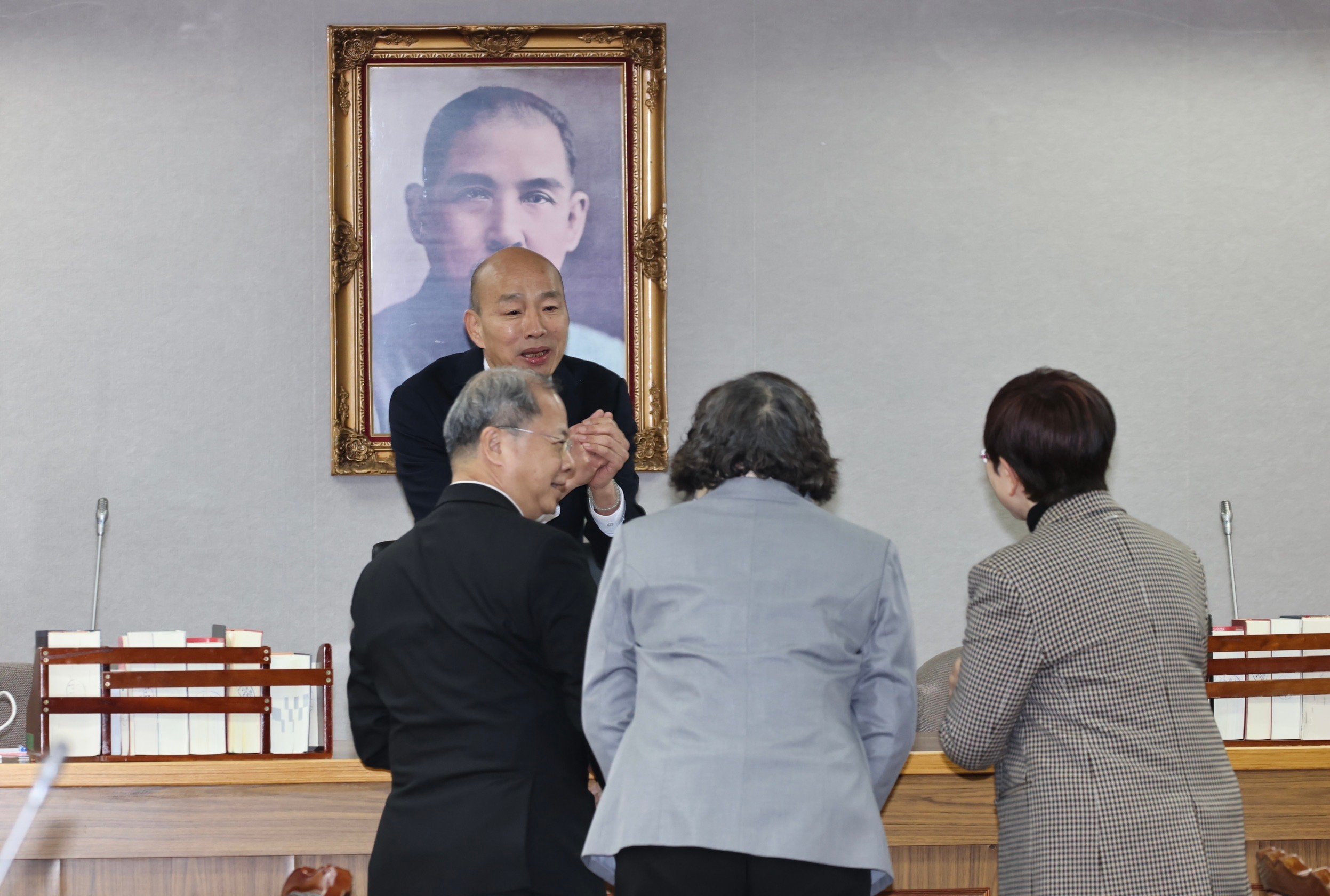 總預算送出前,行政院秘書長龔明鑫終於藉著立院朝野協商的名義,進到立法院說明,達到了院際協商的共識,但仍阻止不了總預算案的結局。林啟弘攝
