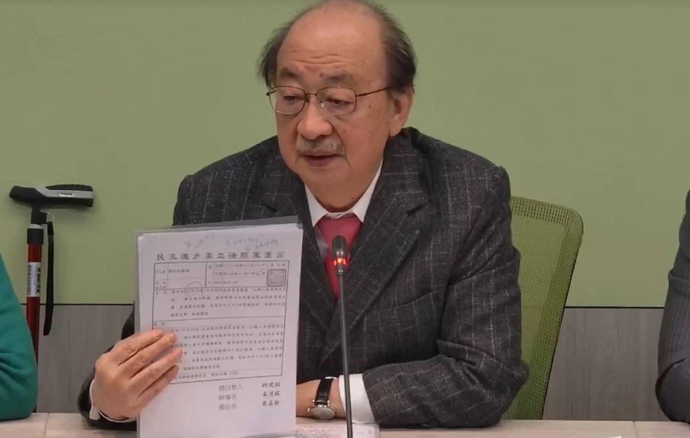 柯建銘在立法院對藍白黨團不假詞色,今天把這股勁也用到了同黨立委王世堅身上,要王世堅自己檢討一下。翻拍民進黨立院黨團