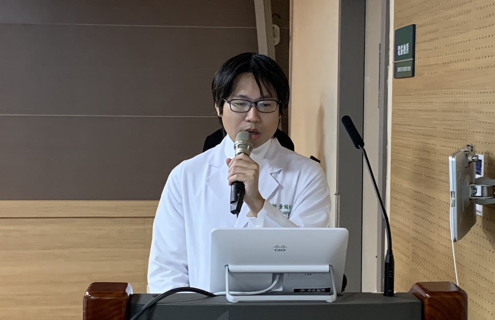 ▲嘉義長庚醫院黃國財醫師簡報說明先進的微創術。（圖/記者陳惲朋攝）