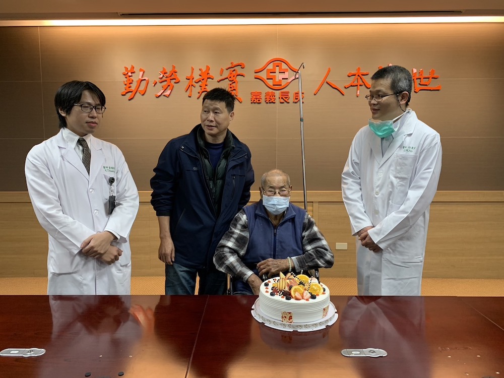 ▲鄭先生家非常感謝嘉義長庚醫院何東儒主任（右）及黃國財醫師（左）團隊的醫治。（圖/記者陳惲朋攝）