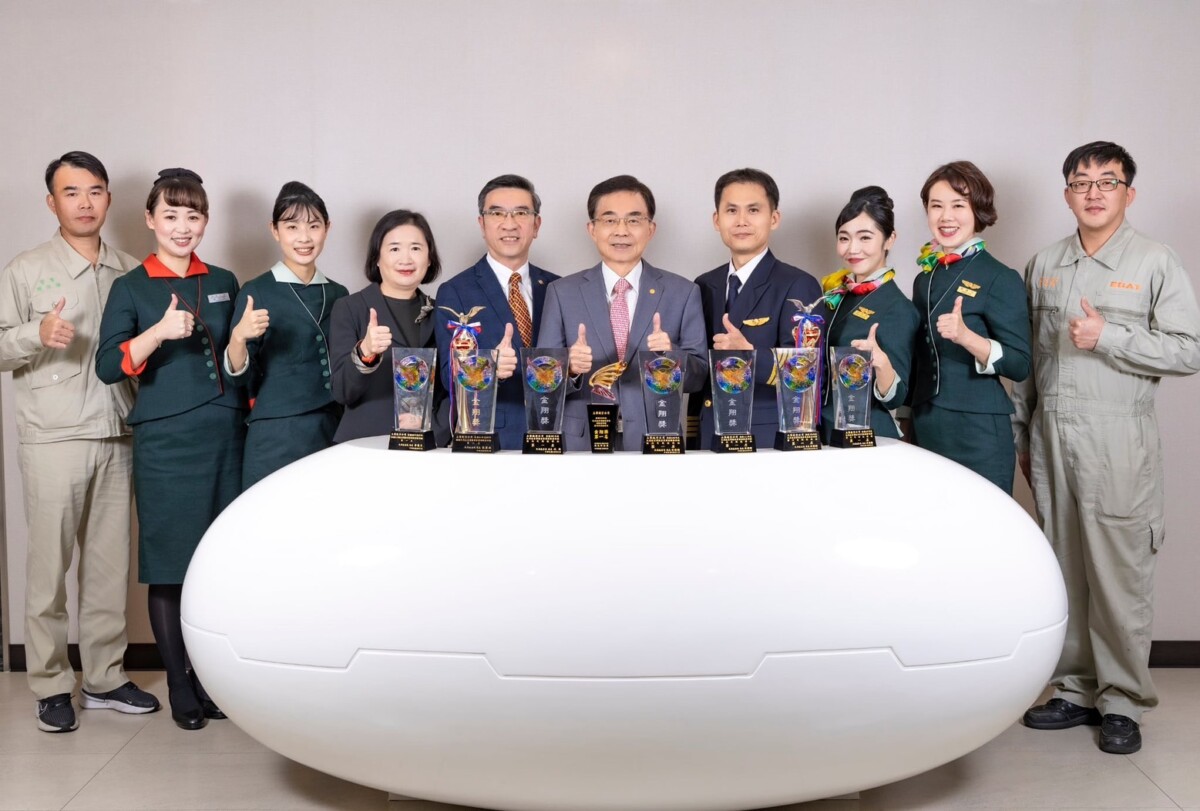 ▲圖:立榮航空獲金翔獎殊榮,林志忠董事長(右五)及陳永裕副總經理(左五)帶領為旅客打造更優質的飛行體驗。( 記者李堂安翻攝)