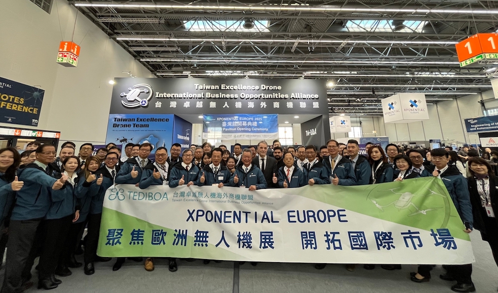 ▲嘉義縣長翁章梁與臺灣卓越無人機海外商機聯盟 ,率無人機業者首登歐洲參展。(圖/嘉義縣政府提供)