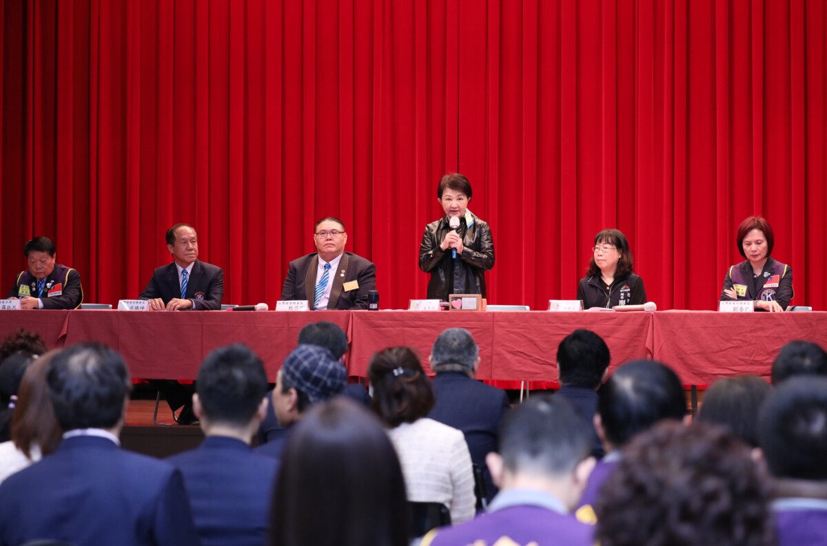 ▲盧秀燕感謝同濟會關懷社區與弱勢兒少不遺餘力，除積極投入社會服務，更協助市府推動公益、文化及教育。(圖/記者顏淑娟翻攝)