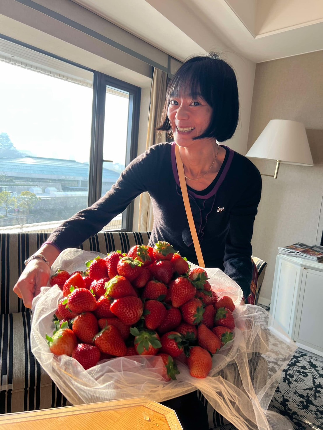 ▴董老師與選手村提供的草莓吃到飽,據說尺寸是台灣草莓的兩倍到三倍大。