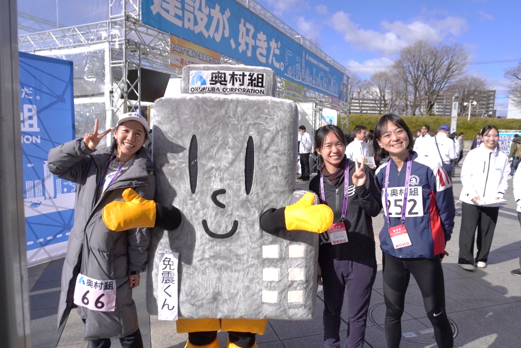▴三位選手與奧村組吉祥物合影。