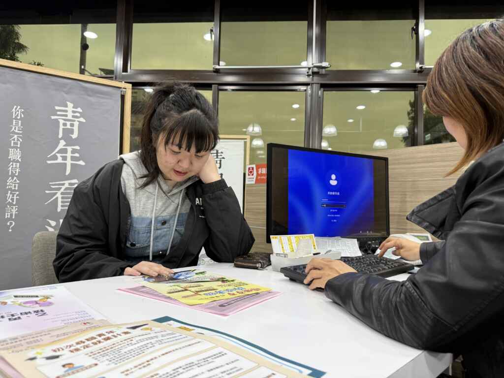 侯美秀去年3月赴虎尾就業中心諮詢，開啟就業新旅程。(記者廖承恩翻攝)