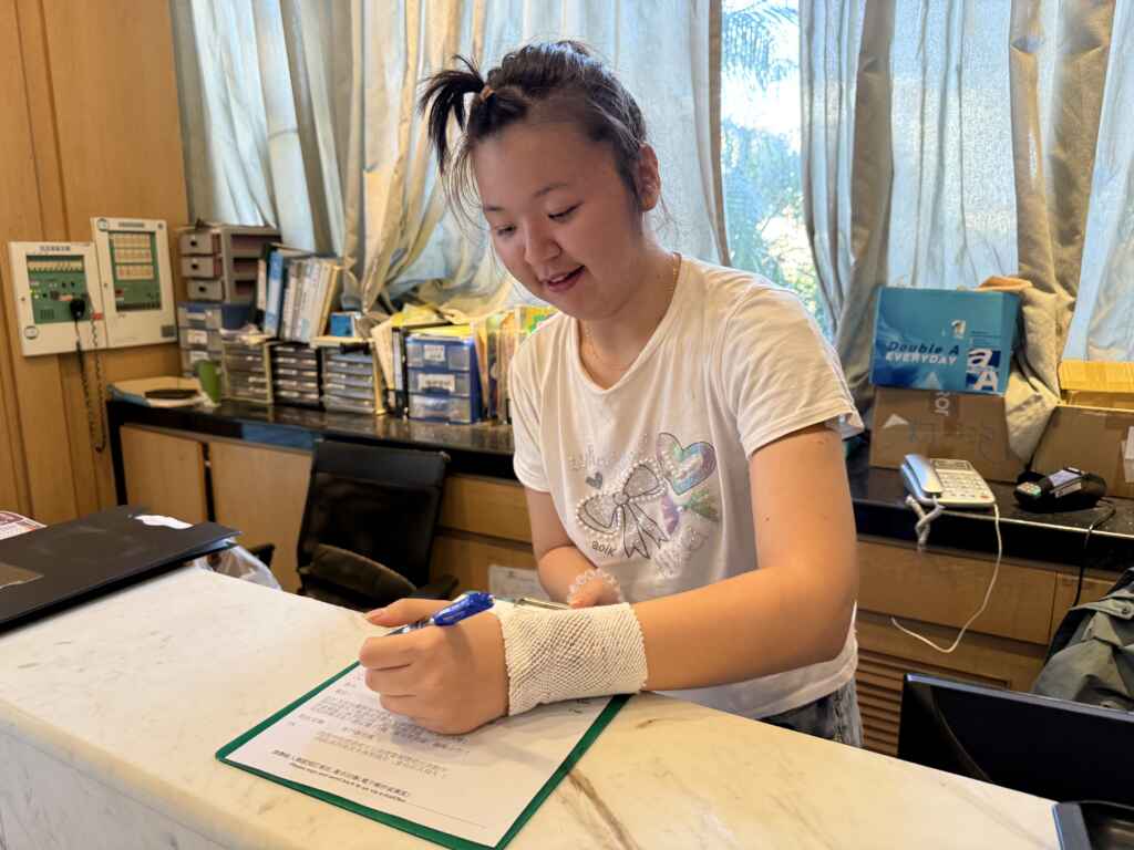 九年級生侯美秀透過就業中心計畫，成功擔任飯店櫃台。(記者廖承恩攝)