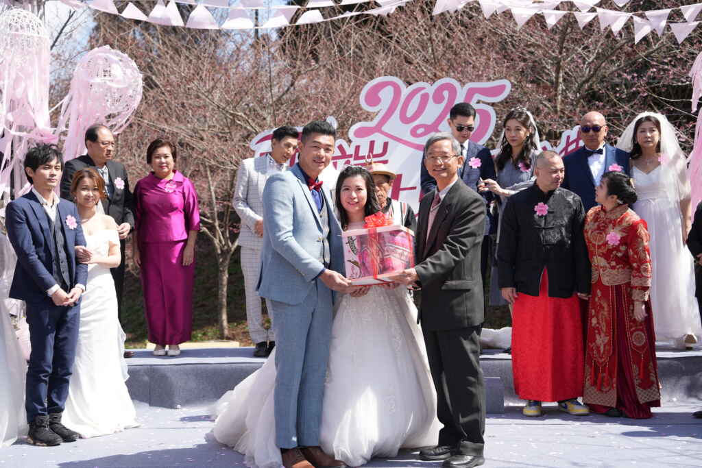 ▲為讓這場高山婚禮更具紀念價值，參山處贈送每對佳偶結婚賀禮。（參山國家風景區管理處提供）