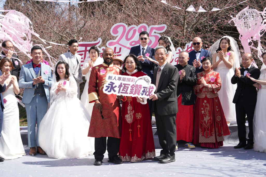 ▲香港Serena和來自非洲的Sean抽中價值新台幣六萬元鑽戒。（參山國家風景區管理處提供）