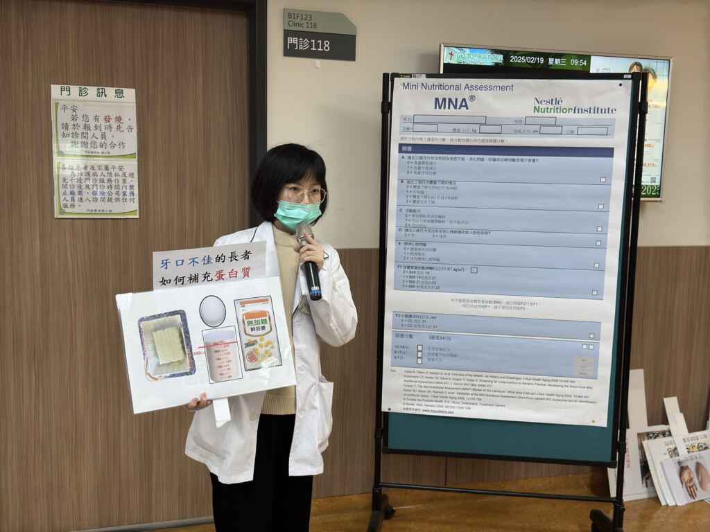 醫護人員教導民眾要建立正確的飲食觀念與健康習慣。(記者廖承恩翻攝)