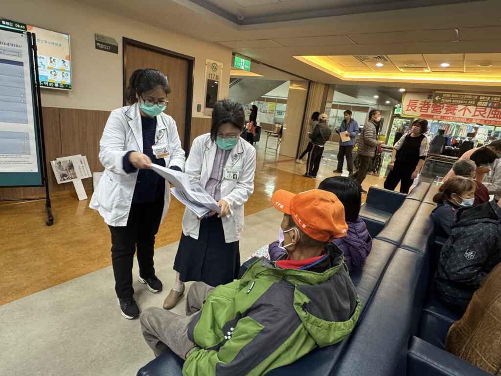 營養室主任林旻樺說，預防肌少症的關鍵在於正確的飲食與運動習慣。(記者廖承恩翻攝)