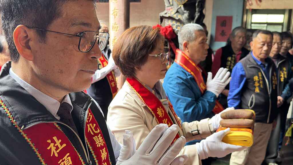▲2025彰化縣媽祖祈福文化節擲筊求好日，由彰化縣長王惠美擲筊請示，媽祖擇定國曆11月21日至11月23日連續3日在爐主宮廟社頭枋橋頭天門宮辦理「2025彰化縣媽祖祈福文化節」。（記者林明佑攝）