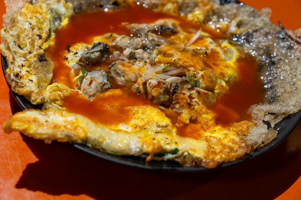 ▲大益夜市「古早味大吃攤蚵仔煎」飽滿蚵仔、酥脆冰花麵衣，不加醬也好吃。（記者蘇彩娥翻攝）
