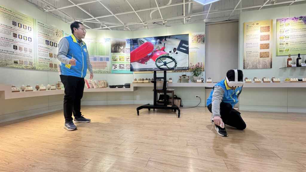 ▲臺中農改場助理研究員嚴仕函說明農業混合實境(MR)沉浸學習教材。（記者林明佑攝）