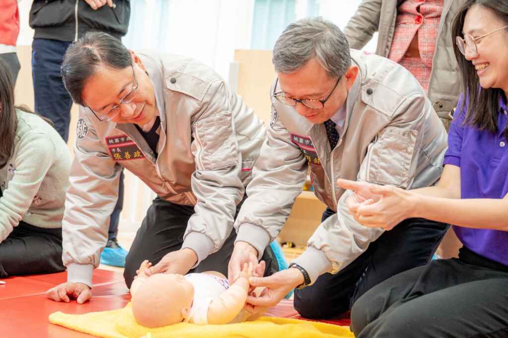 ▲桃園市長張善政與王副市長體驗嬰兒按摩。（桃園市政府提供）