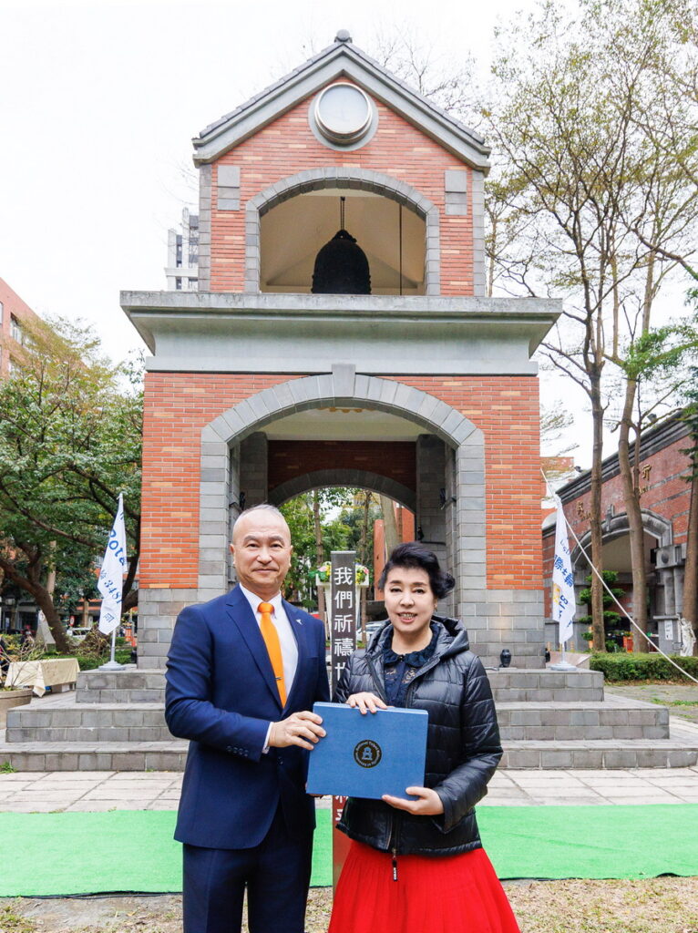 國北教大陳慶和校長致贈感恩紀念品予國際和平大使簡文秀