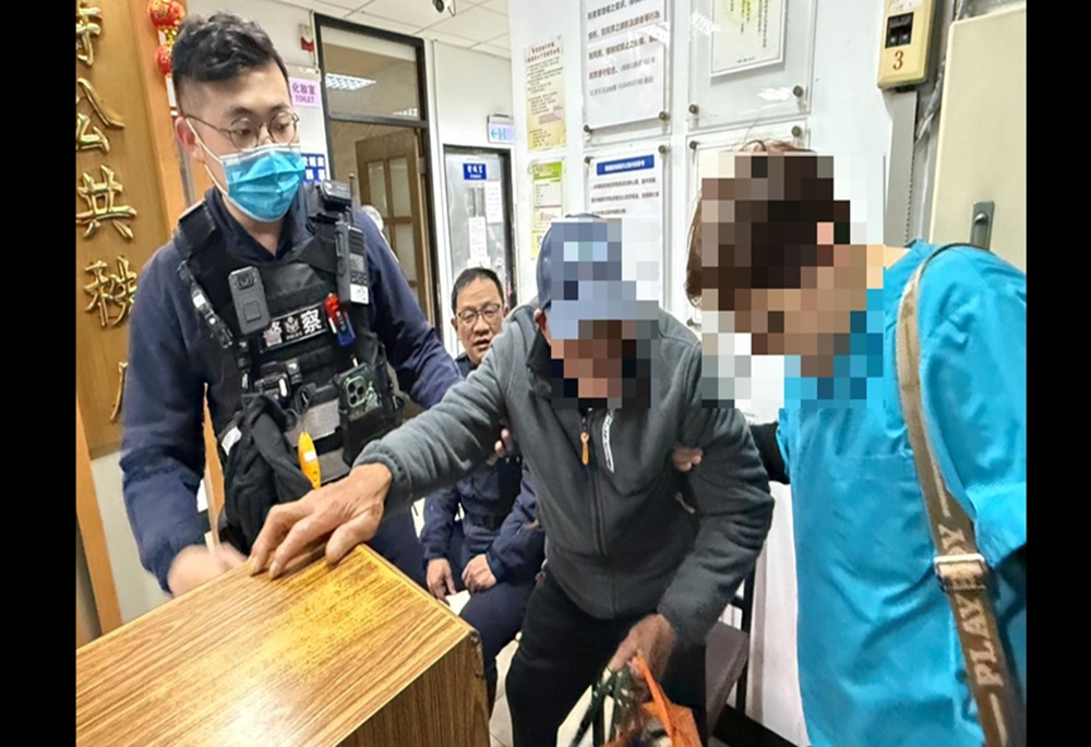 桃園到樹林25公里迷航 警協助獨走翁平安返家 233 248250219a01