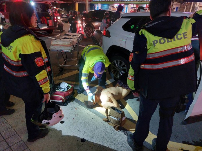 欠債1.5萬當街被毆 目擊者曝:他滿臉血上救護車 59 S 12247211