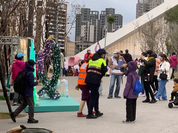 清潔人員燈會展區跌倒 女警即刻救援助就醫 60 S 178356252