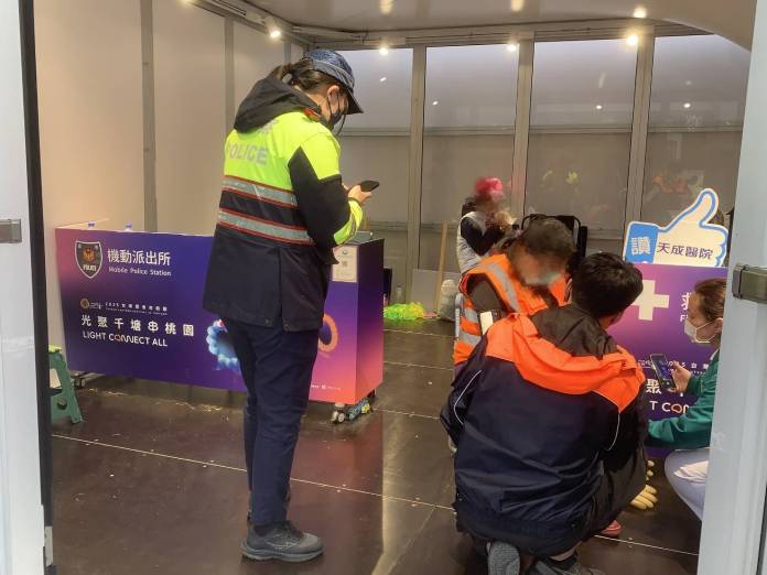 清潔人員燈會展區跌倒 女警即刻救援助就醫 61 2069330 0