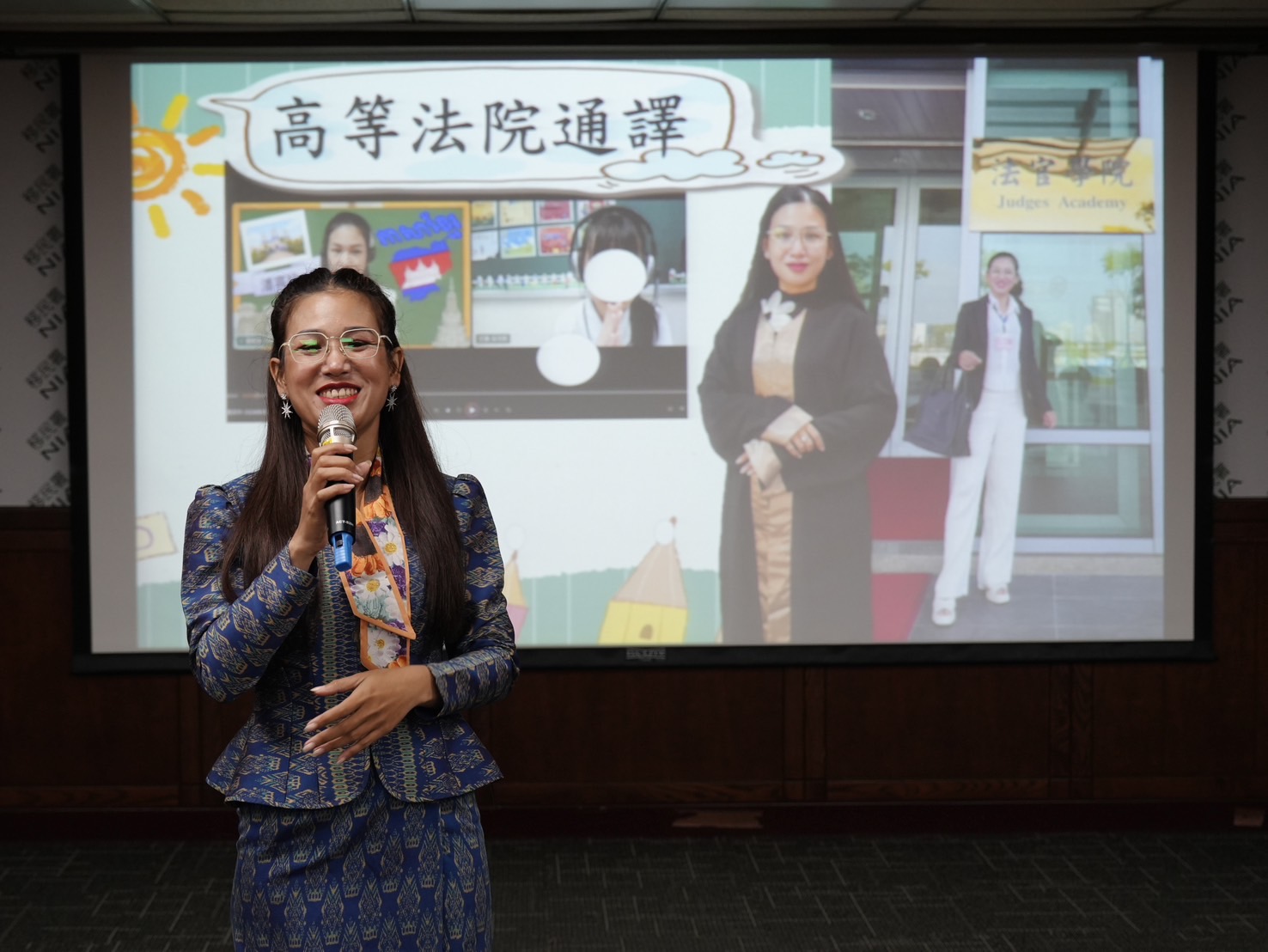 柬埔寨新住民潘喜玲著國服分享擔任法院通譯經驗。(記者 黃荷琇翻攝)