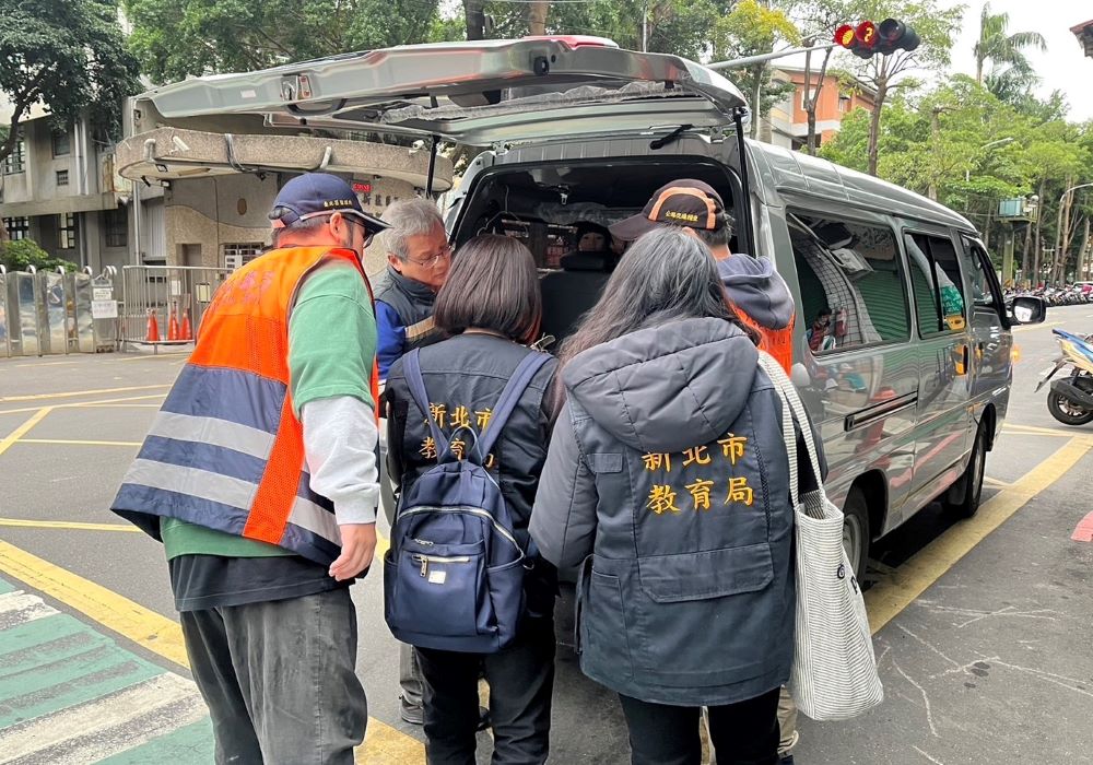 《圖說》新北市教育局會同交通部公路總局臺北區監理所及新北市警察局,昨日至新莊區思賢國小周邊進行學幼童車擴大聯合稽查。〈教育局提供〉
