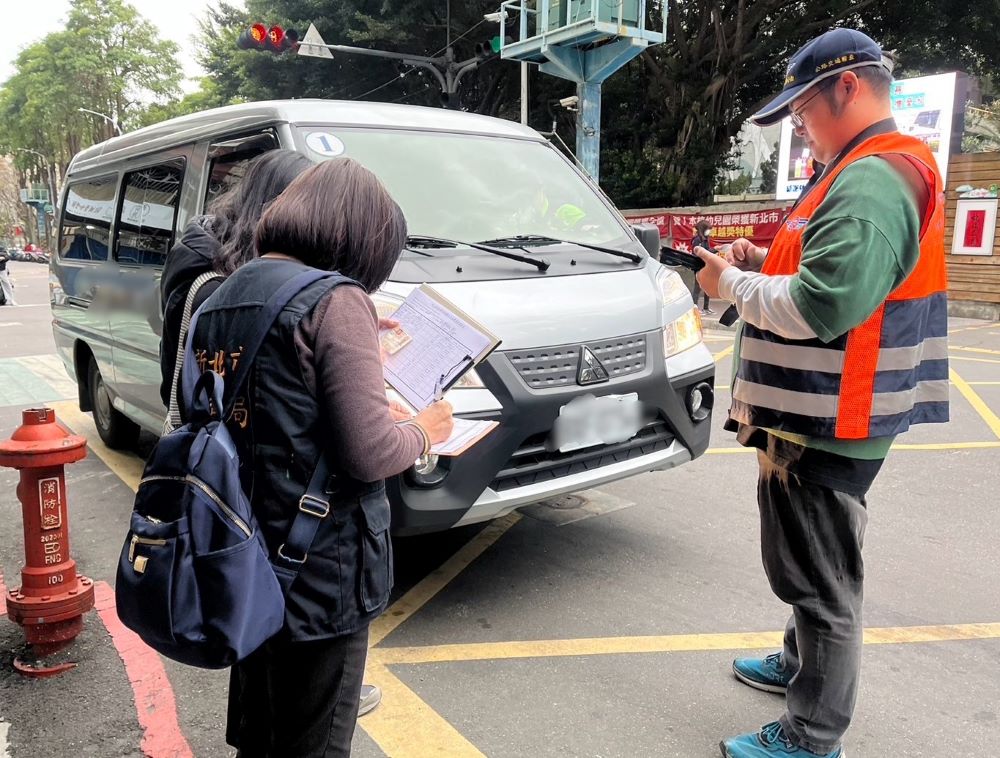 《圖說》聯合稽查攔查到補習班使用未經核備車輛載運學生,將依發法裁罰並持續追蹤後續改善情形。〈教育局提供〉