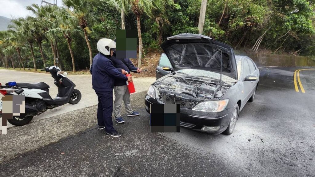 汽車突冒白煙  大武警持滅火器即刻救援