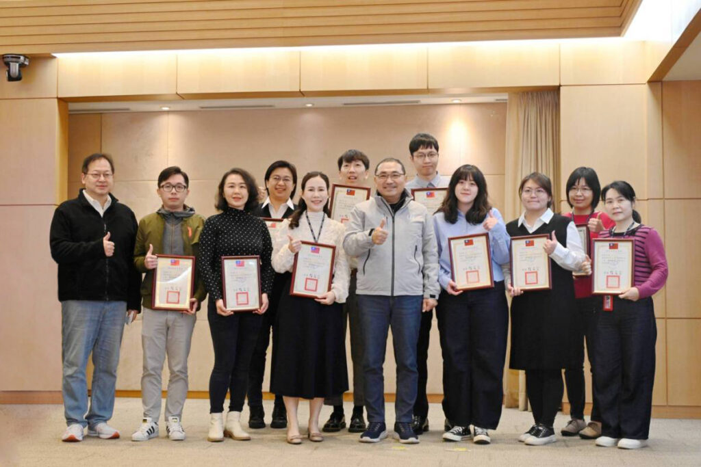 表揚年度績優研考人員侯友宜頒獎肯定優秀同仁