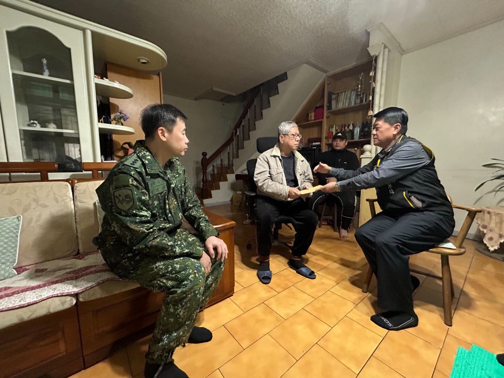 《圖說》宜蘭縣軍人服務站長尹華忠〈右〉在陸軍步兵153旅政戰主任〈左〉陪同下,探視慰問不幸病故的王姓士官長之父,並溫馨叮嚀節哀保重。〈宜蘭軍服站提供〉