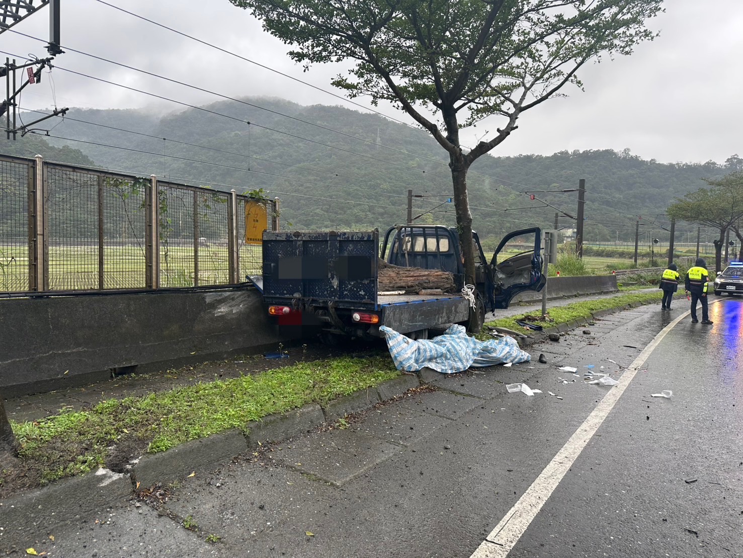 小貨車自撞路樹 駕駛送醫不治 - https://www.watchmedia01.com