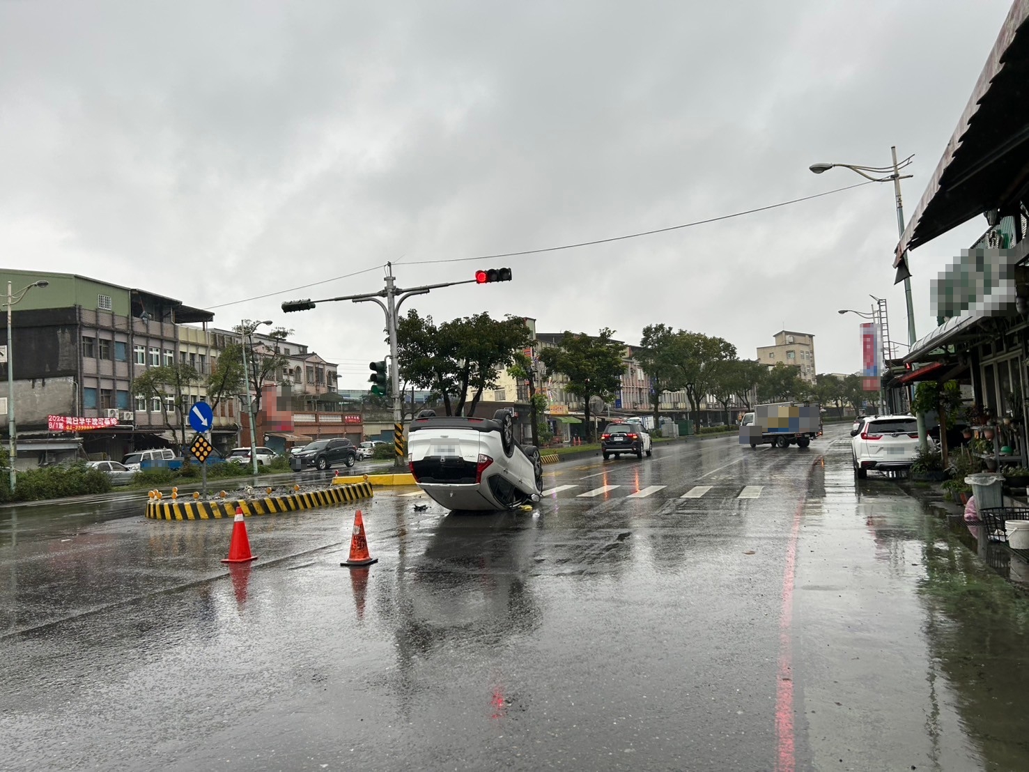 小客車自撞安全島翻跟斗 乘客受傷送醫 - https://www.watchmedia01.com