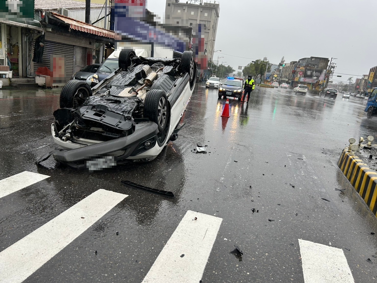 小客車自撞安全島翻跟斗 乘客受傷送醫 - https://www.watchmedia01.com