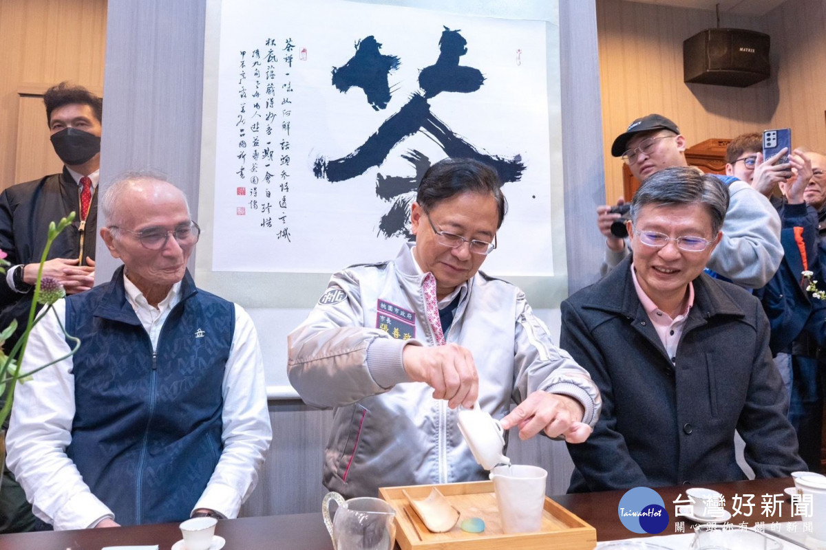 市長體驗沖泡綠茶。