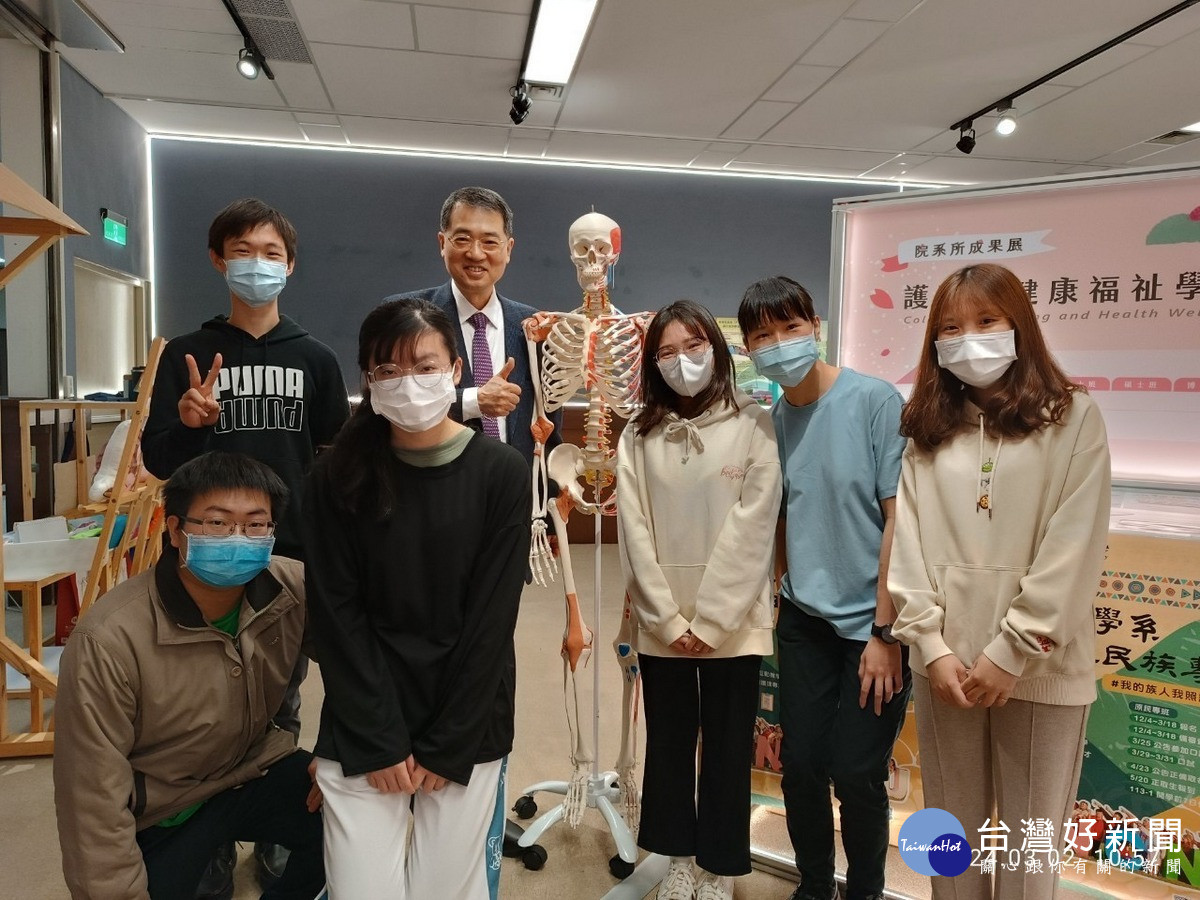 暨大武東星校長與護理學系學生體驗智慧護理教室。（暨大提供）