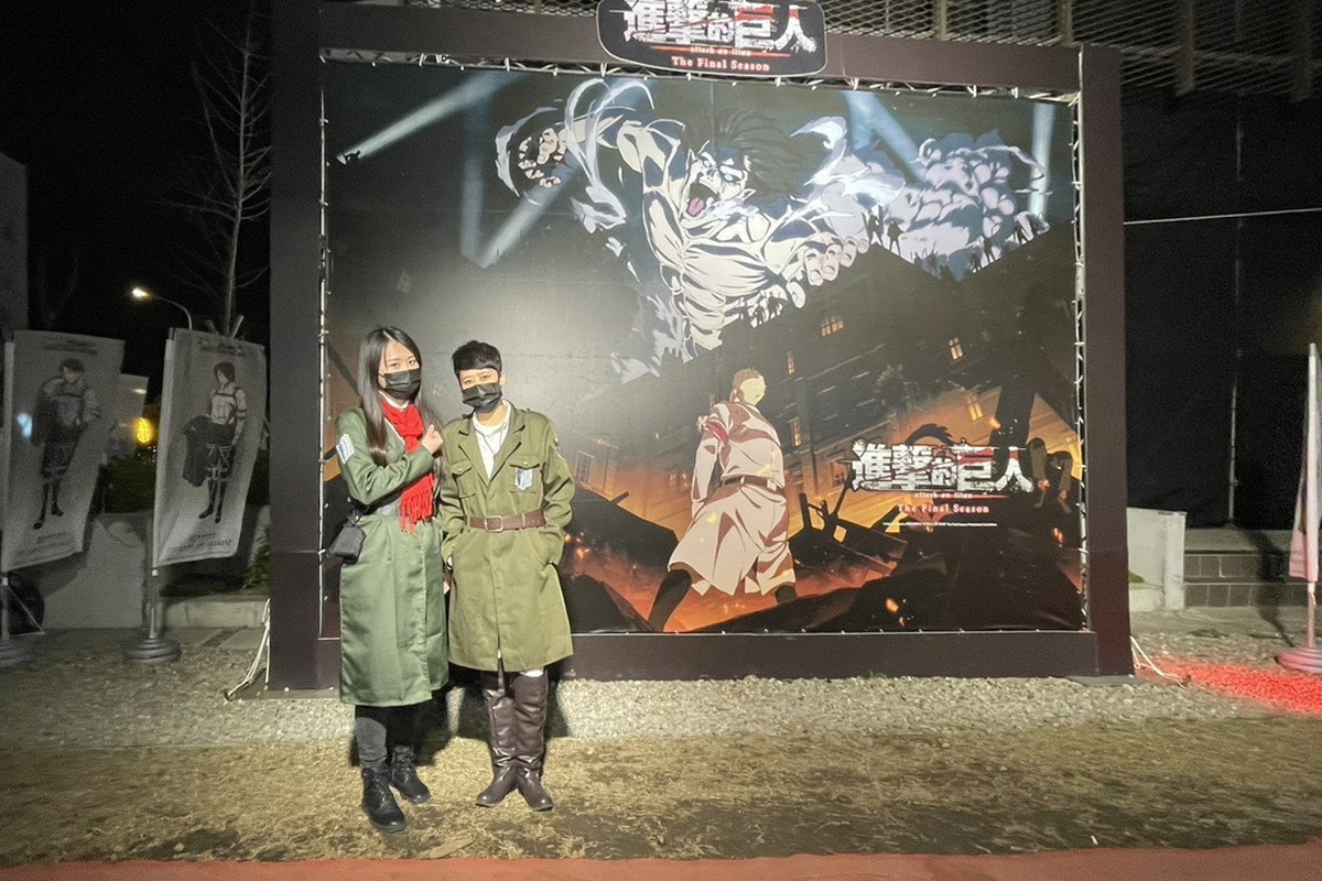 遊客身上造型有「進擊的巨人」作品中調查兵團徽章元素，即可獲贈主題徽章。<br /><br /> 
