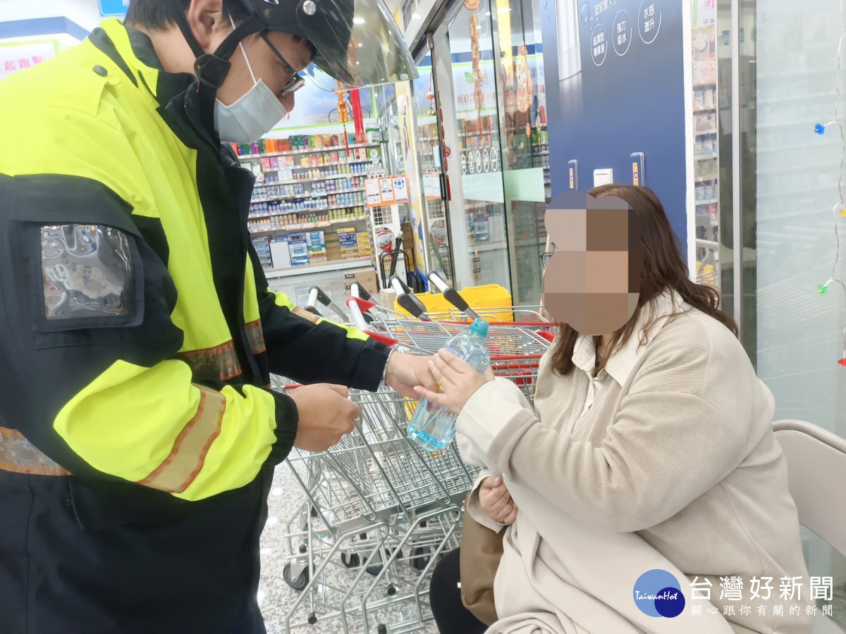 桃園燈會警方交通快打巡守， 即時協助跌倒受傷婦人。