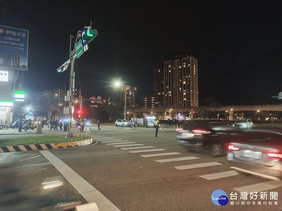 桃園燈會警方交通快打巡守, 即時協助跌倒受傷婦人。