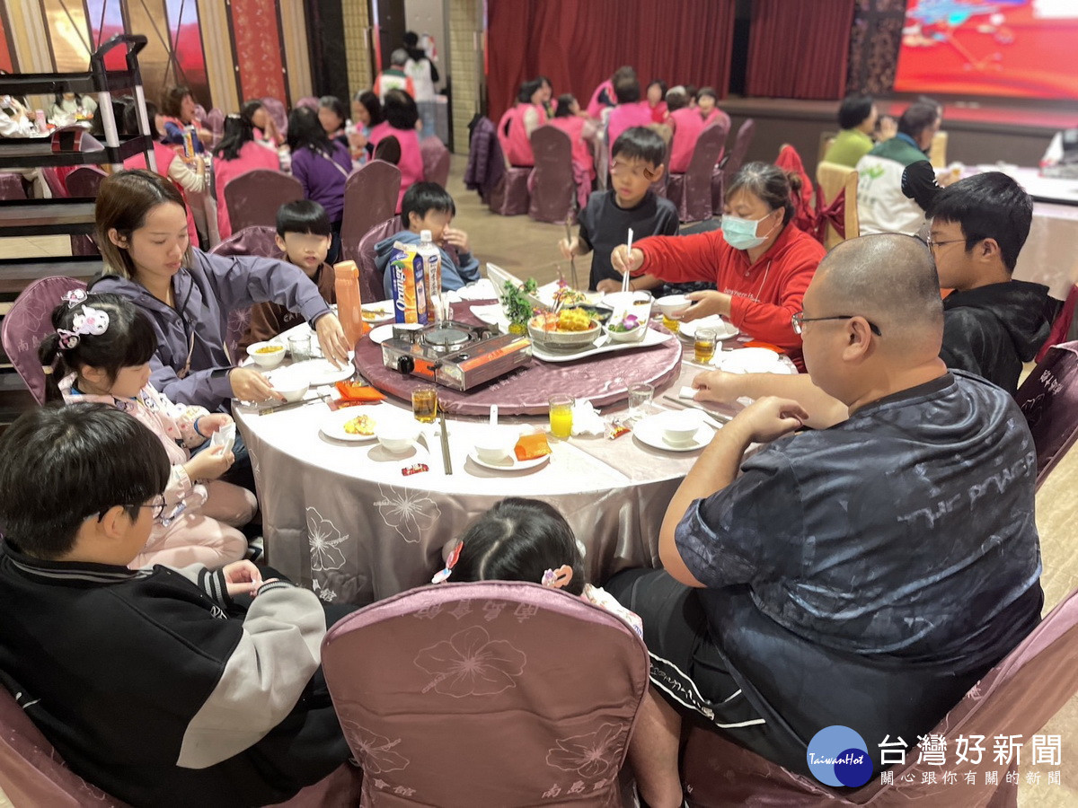 大象牛排業者宴請家扶兒童與家庭成員。（南投家扶提供）