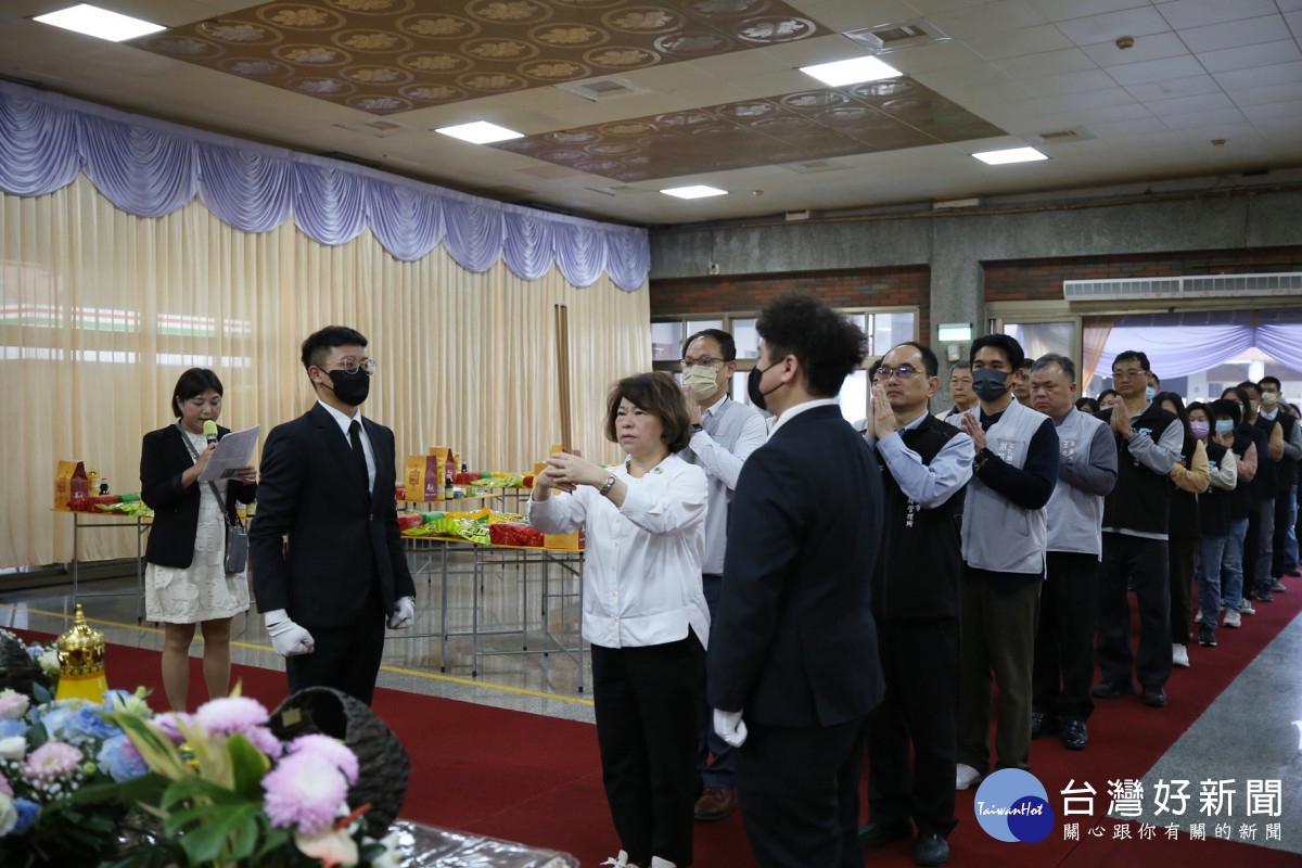 嘉義市舉行「嘉義市火化場聯外道路拓寬及新闢第三期工程」無主榮民安祀超渡法會，由市長黃敏惠主持開香／嘉義市府提供
