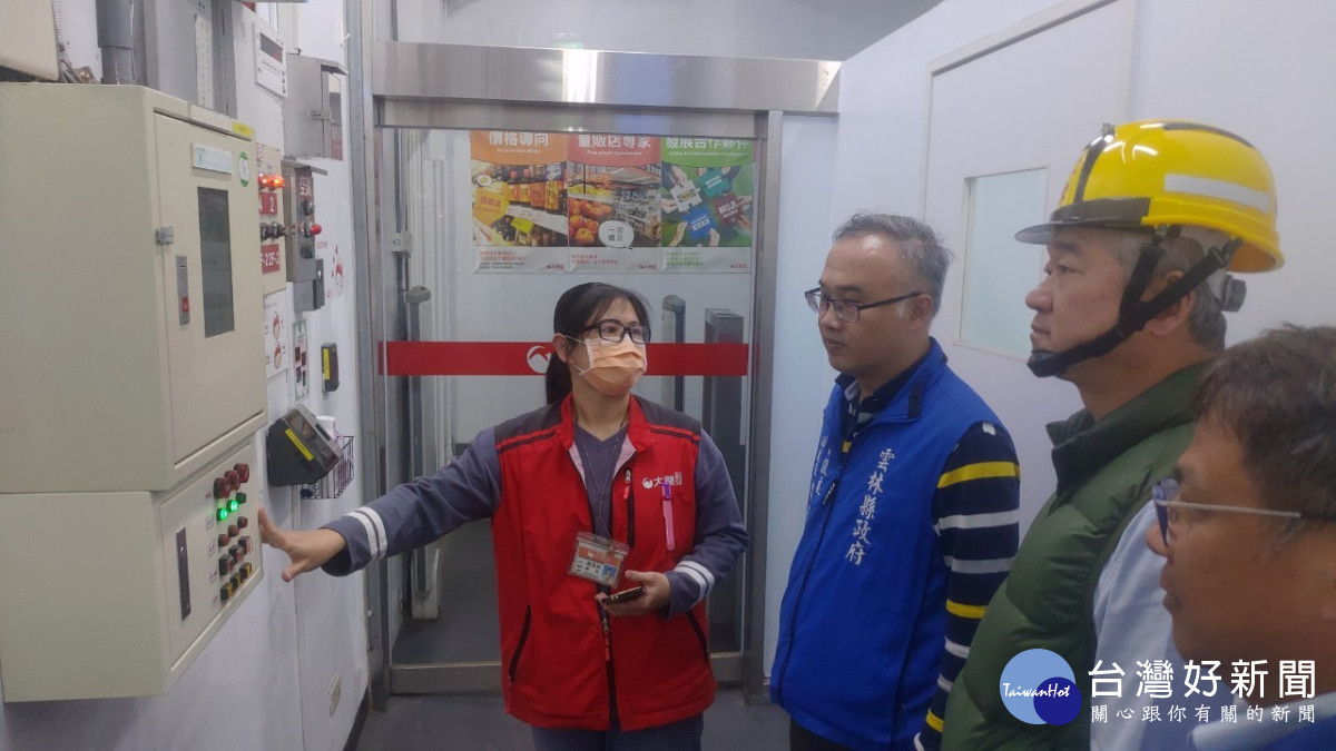 雲林縣府建設處代理處長鄭峯明率同消防局同仁及欣雲天然氣公司人員，前往斗南大潤發及斗六雲林溪美食廣場進行天然氣設備安全訪查／翻攝照片