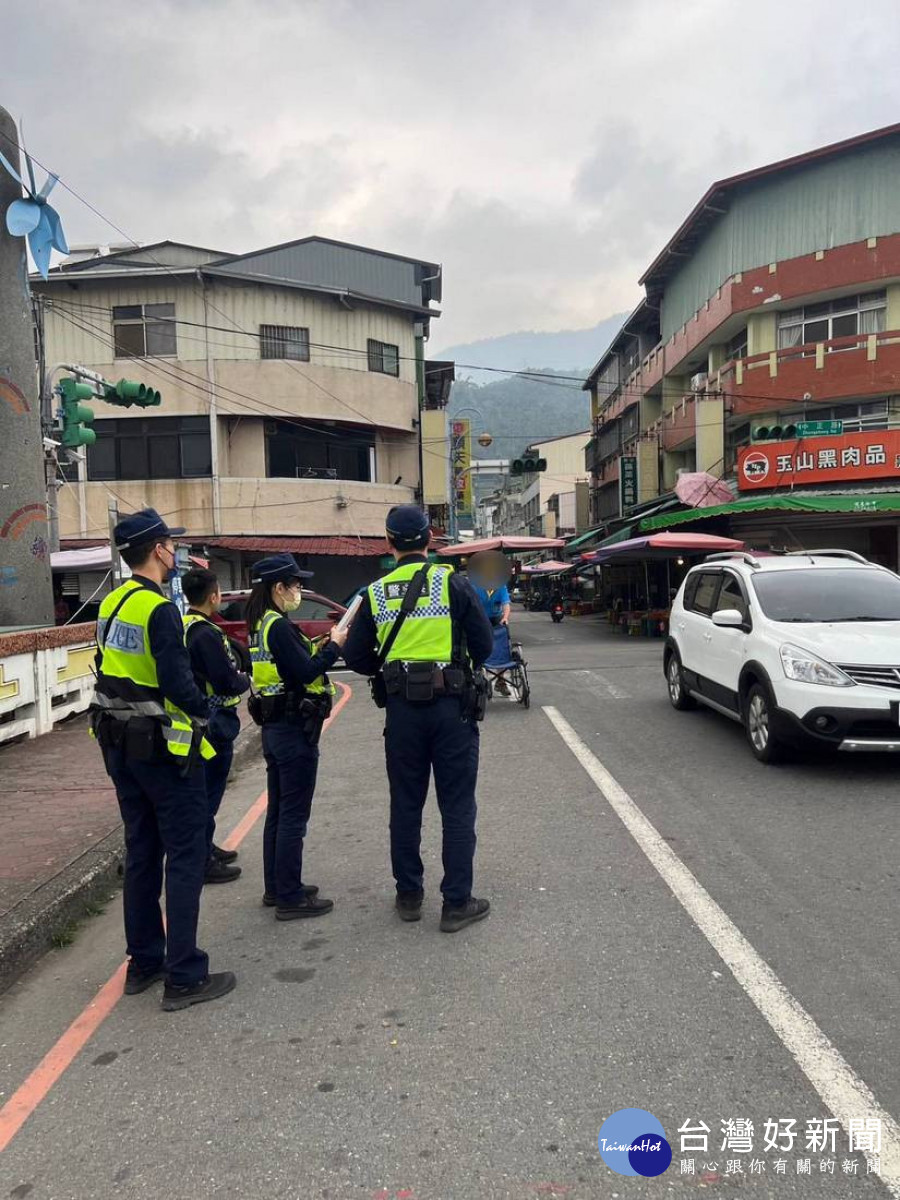擴大取締路口不停讓大執法專案勤務，加強取締「路口不停讓行人」。（集集警分局提供）